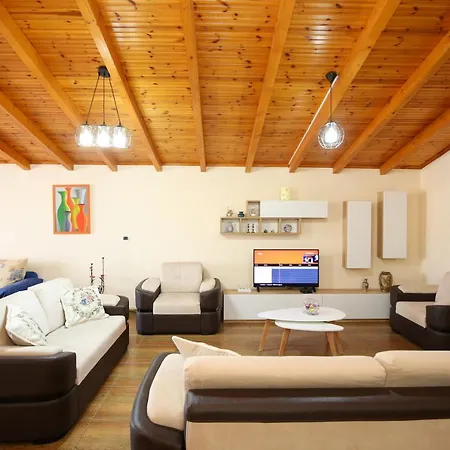 Laerti's Attic Appartement