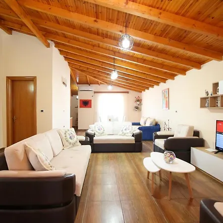 Laerti's Attic Appartement Vlorë