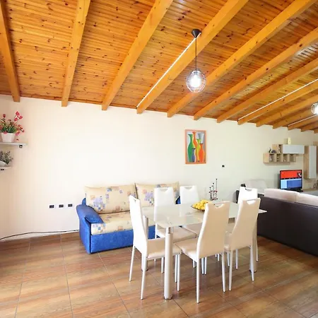 Laerti's Attic Appartement
