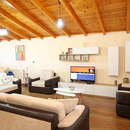 Laerti's Attic Apartment *